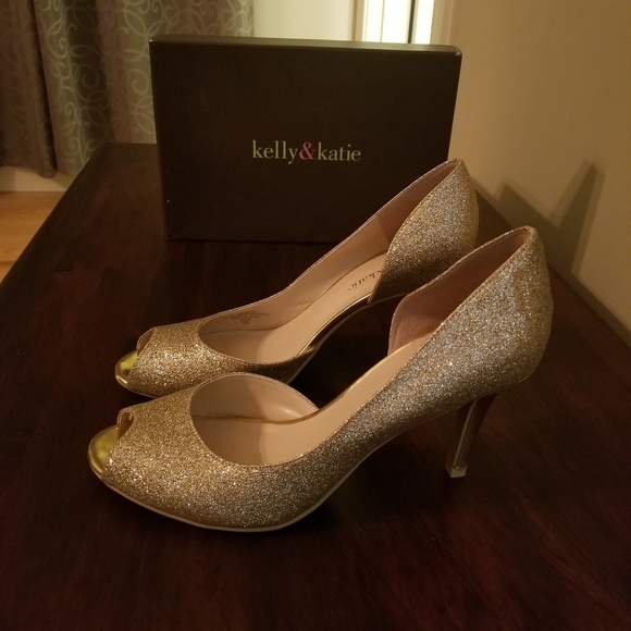 Gold shoes. - Picture 1 of 4